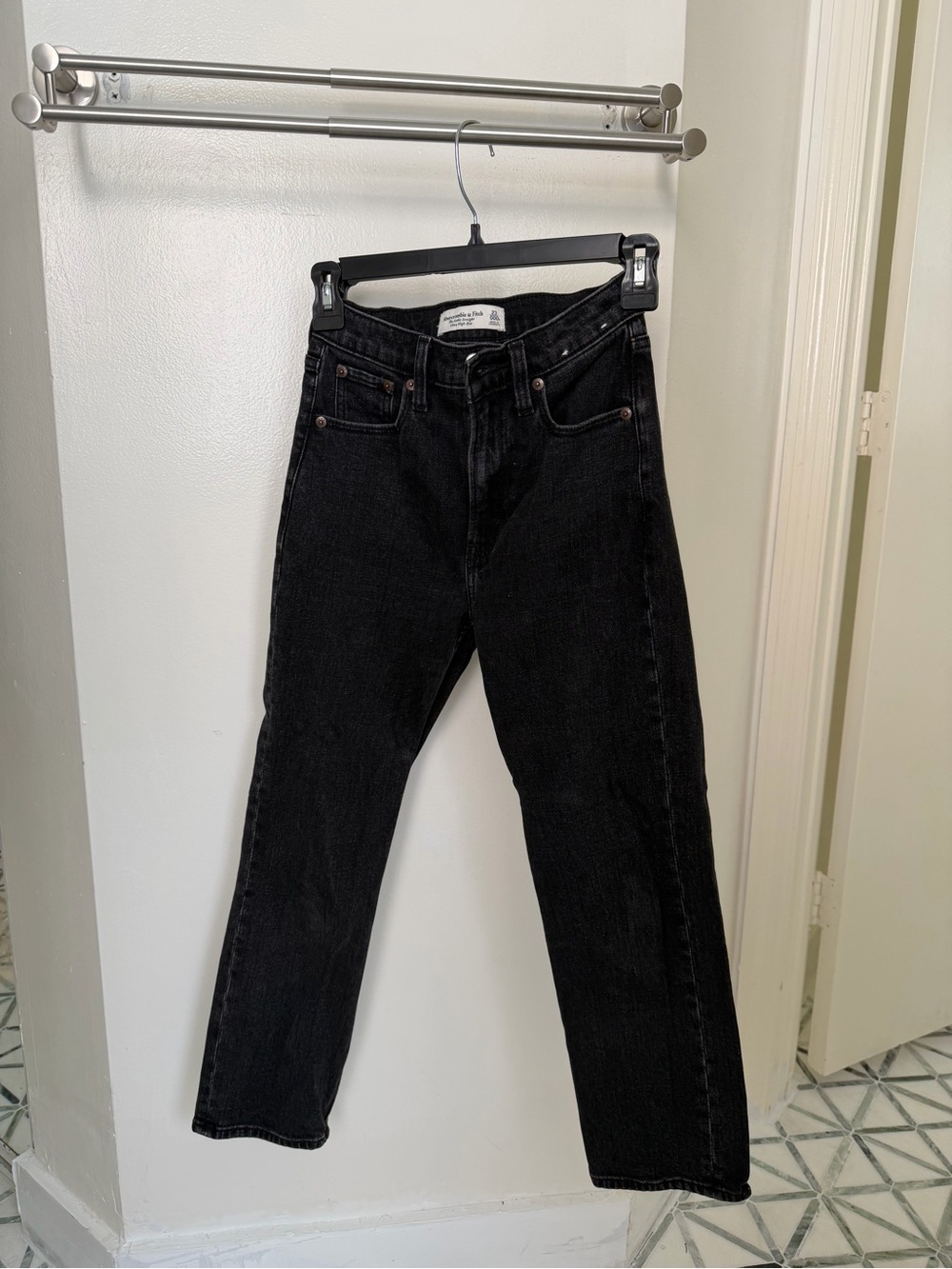 Ankle Straight Ultra High Rise Black Jeans 23 Short Abercrombie & Fitch - Picture 2 of 5